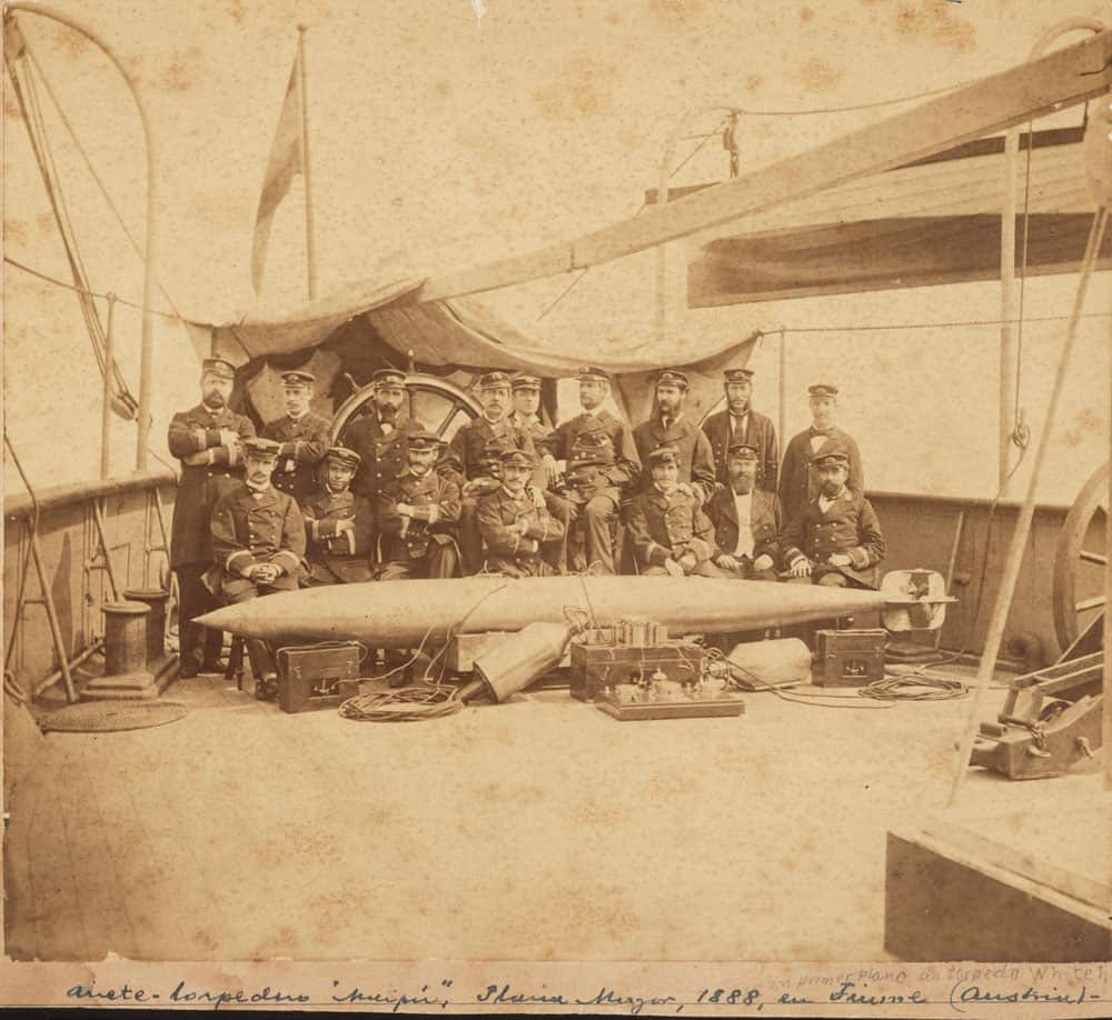 Аргентинские моряки с торпедой Уайтхеда, 1888 г.